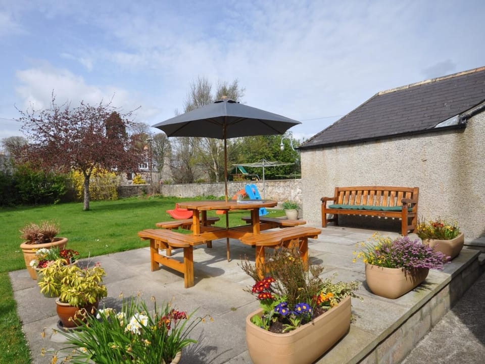 Garden with seating area