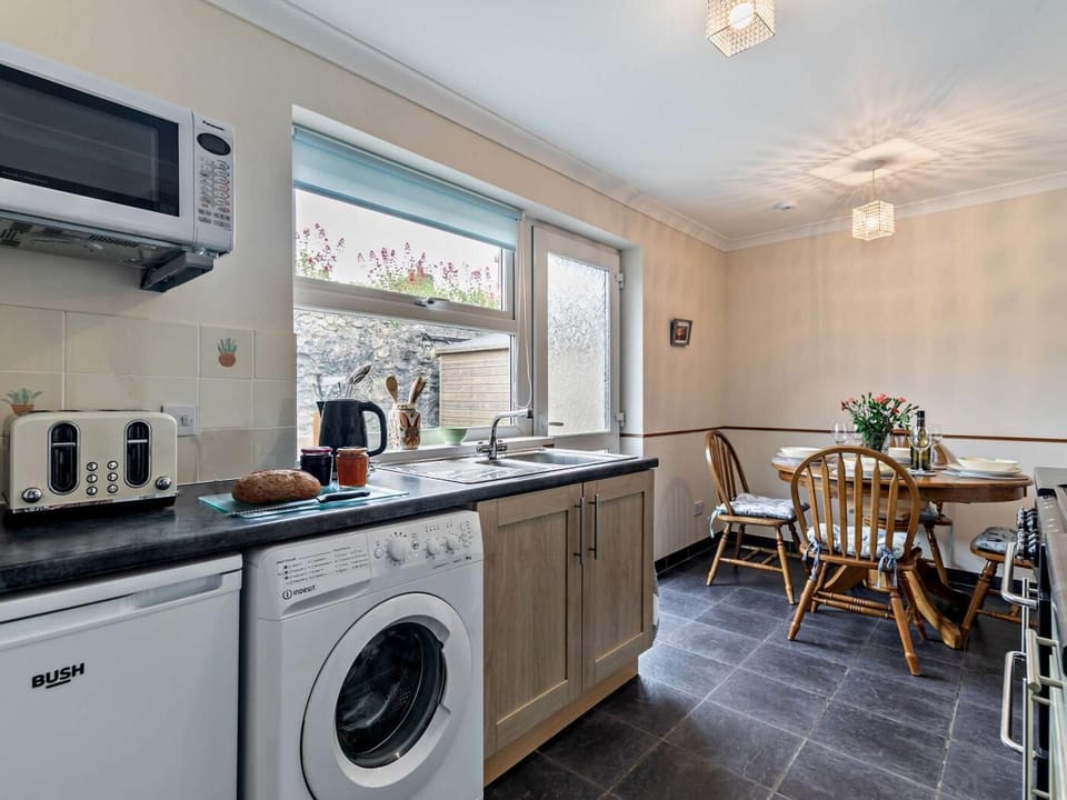 A well equipped and smart fitted kitchen/diner