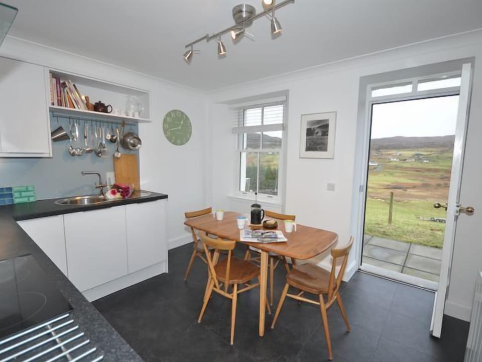 Kitchen/breakfast area with views across Glendale