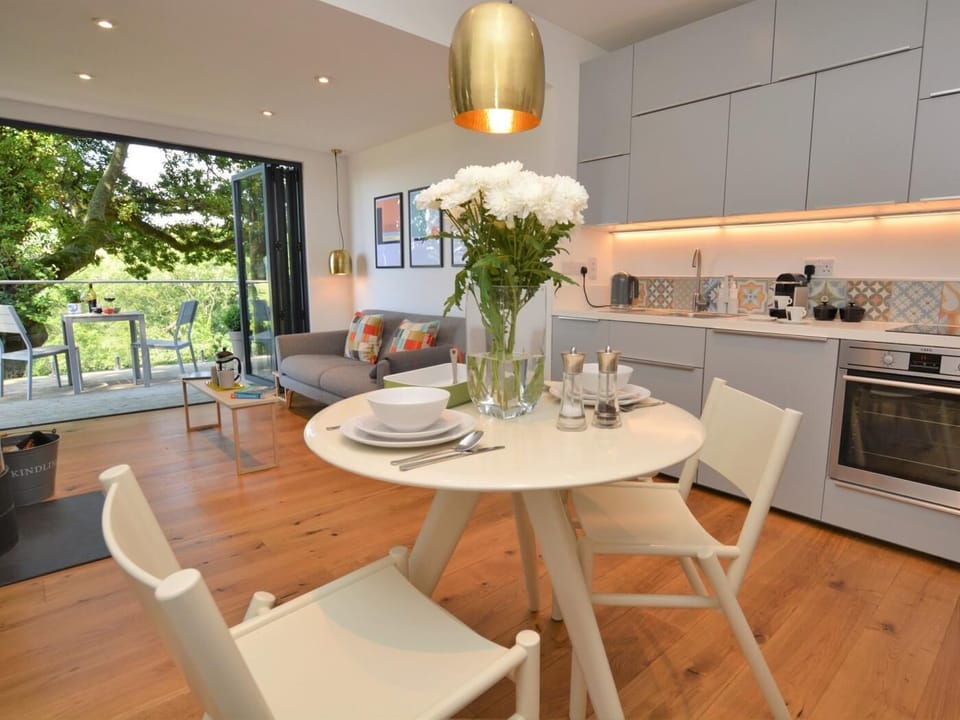 Have leisurely meals around the dining table