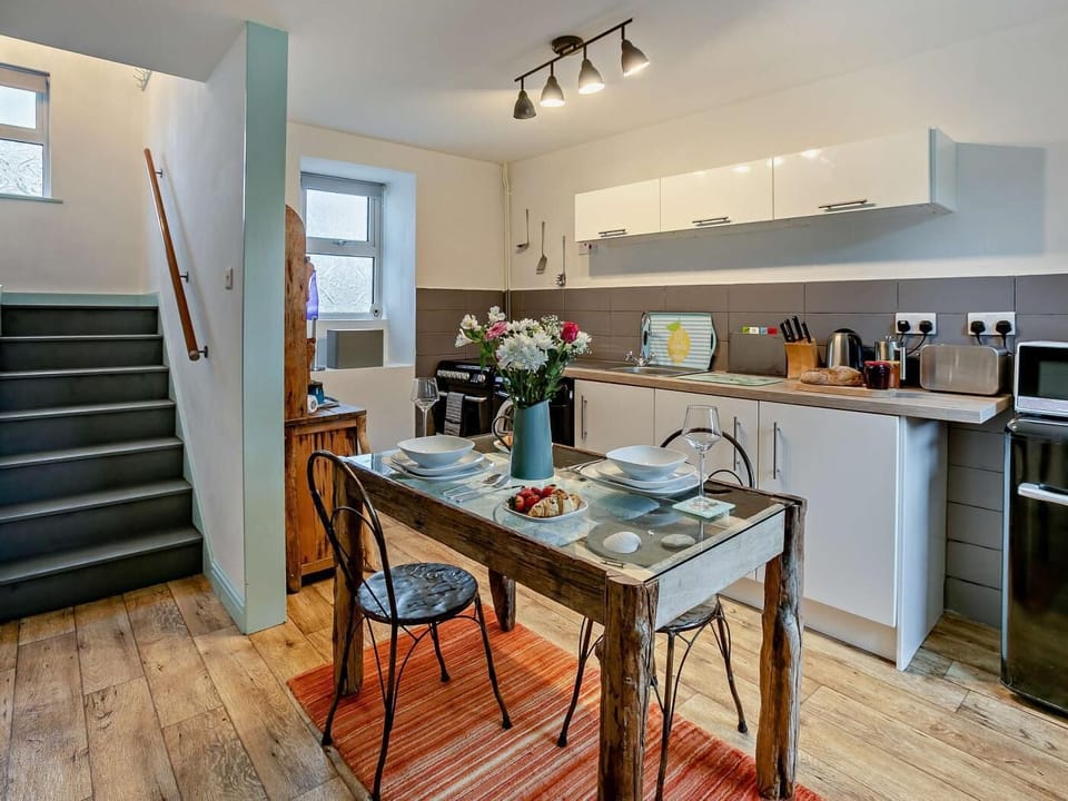 The kitchen has everything you need for cooking and dining in