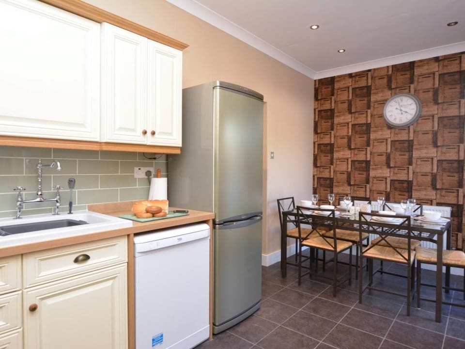 Open plan kitchen/ dining area