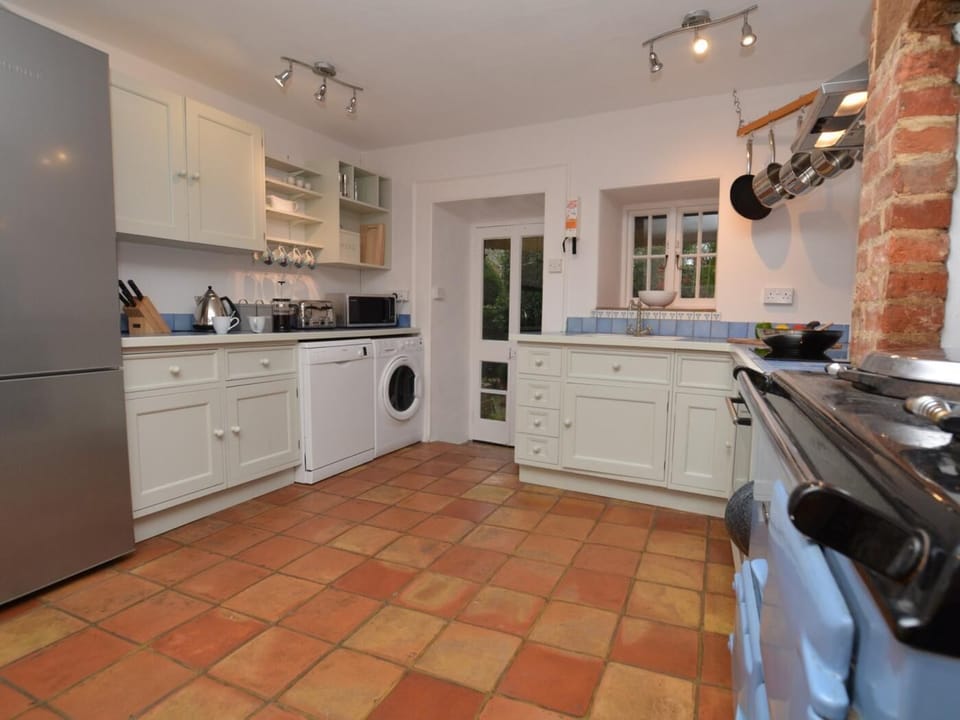 Prepare your favourite meals in the well-equipped kitchen