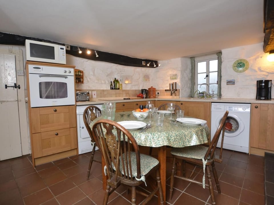 Well-equipped kitchen to rustle up a meal