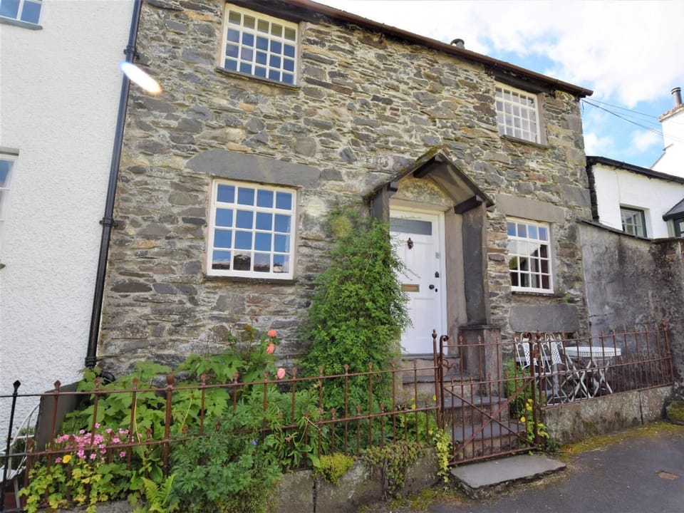 The front of this quaint cottage