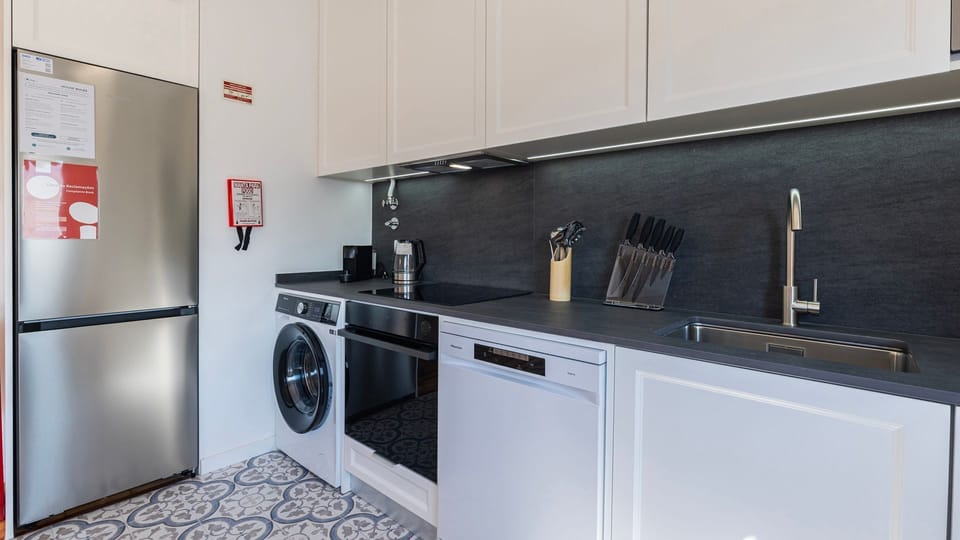 Prepare your favorite meals in the sleek, fully equipped kitchen with modern appliances and everything you need for a carefree stay. #ModernKitchen #SelfCatering #HolidayApartment #TravelPortugal #Portugal #PT #Cascais