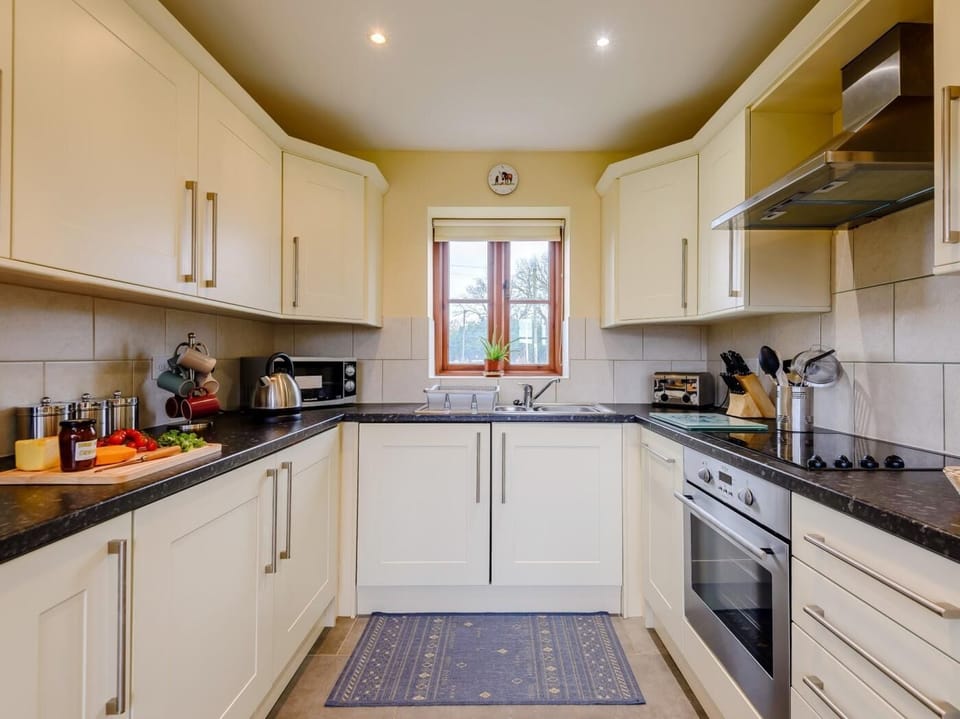 Well-equipped kitchen to rustle up a meal