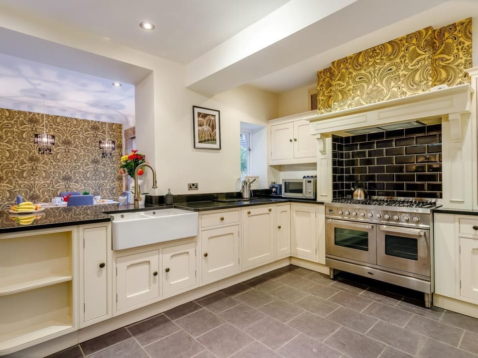 Prepare delicious dishes using the electric Range oven