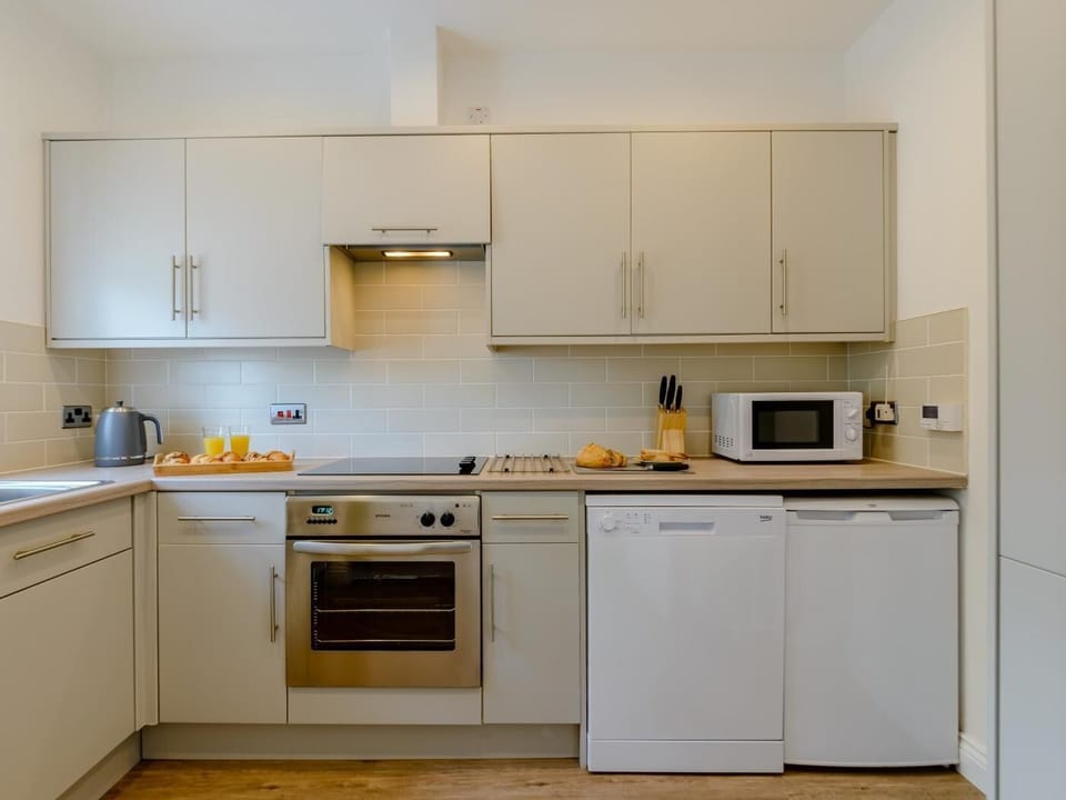 Clean and bright kitchen 