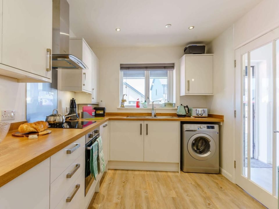 The kitchen has everything you need to rustle up a meal