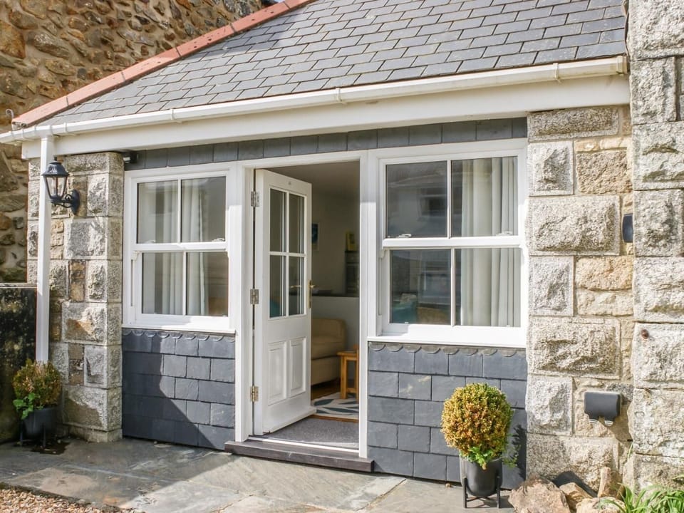 The front aspect lead into the living space