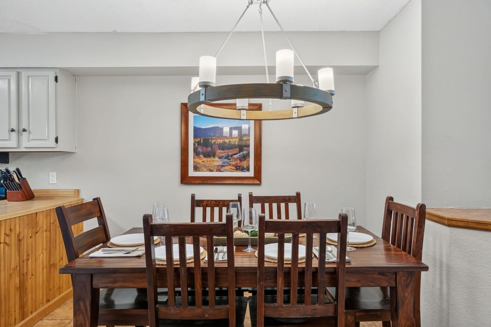 Dining are with seating for 6