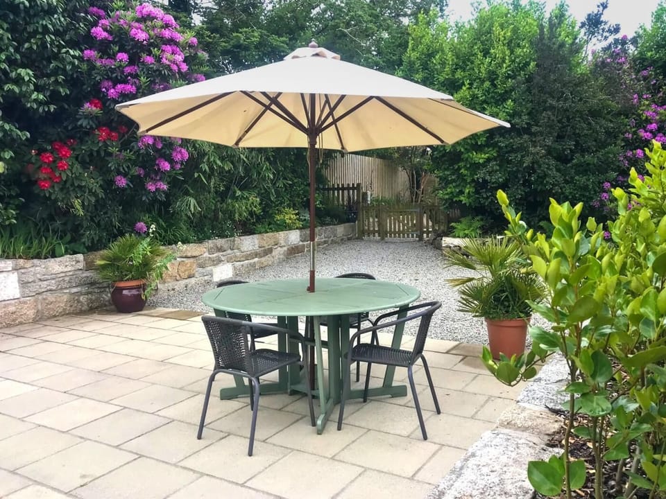 Enclosed and beautifully maintained garden/patio