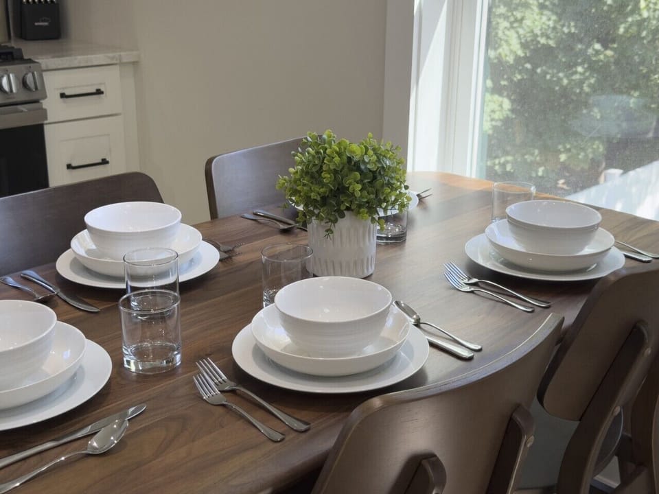 Carriage House: Beautiful new kitchen table with all new plateware and kitchenware