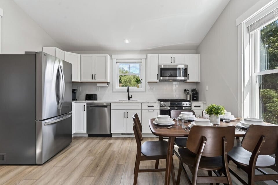 Carriage House: Brand new kitchen with all new stainless steel appliances