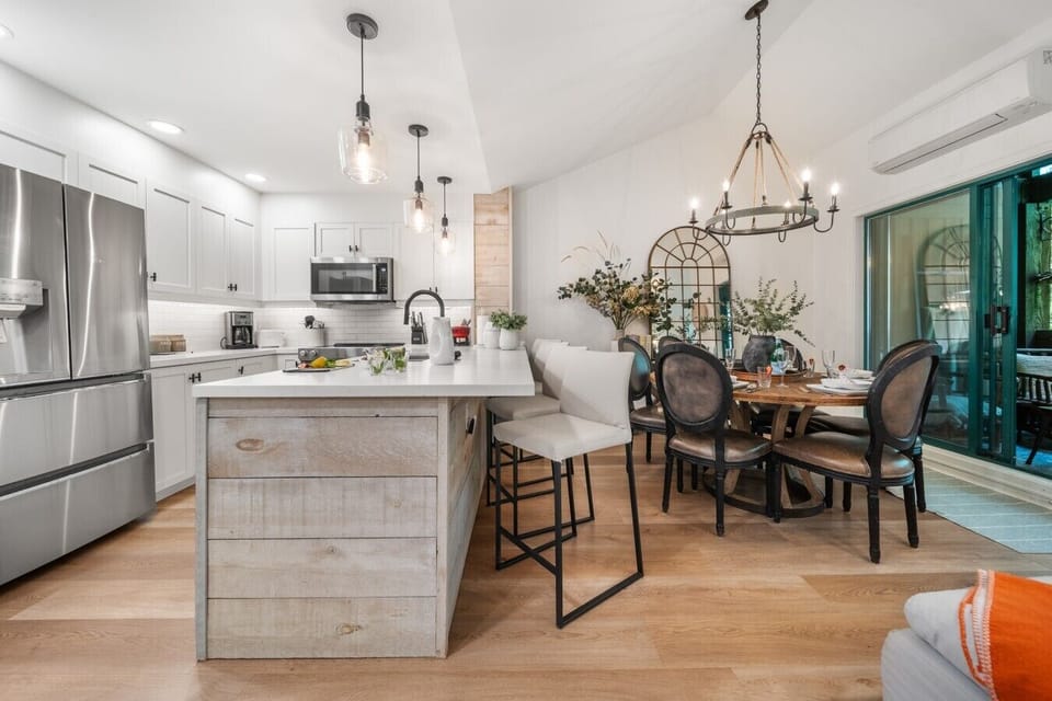 Modern kitchen with a breakfast bar and a spacious dining area with seating for the whole family.