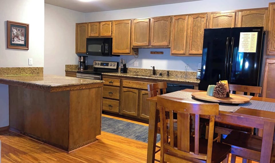 Fully equipped kitchen w/ coffee maker & dining table for 4
