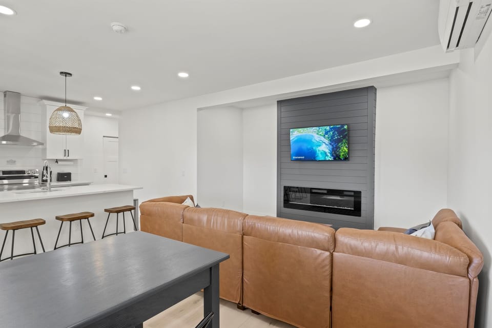 Living/Dining Combo w/ Dining Table