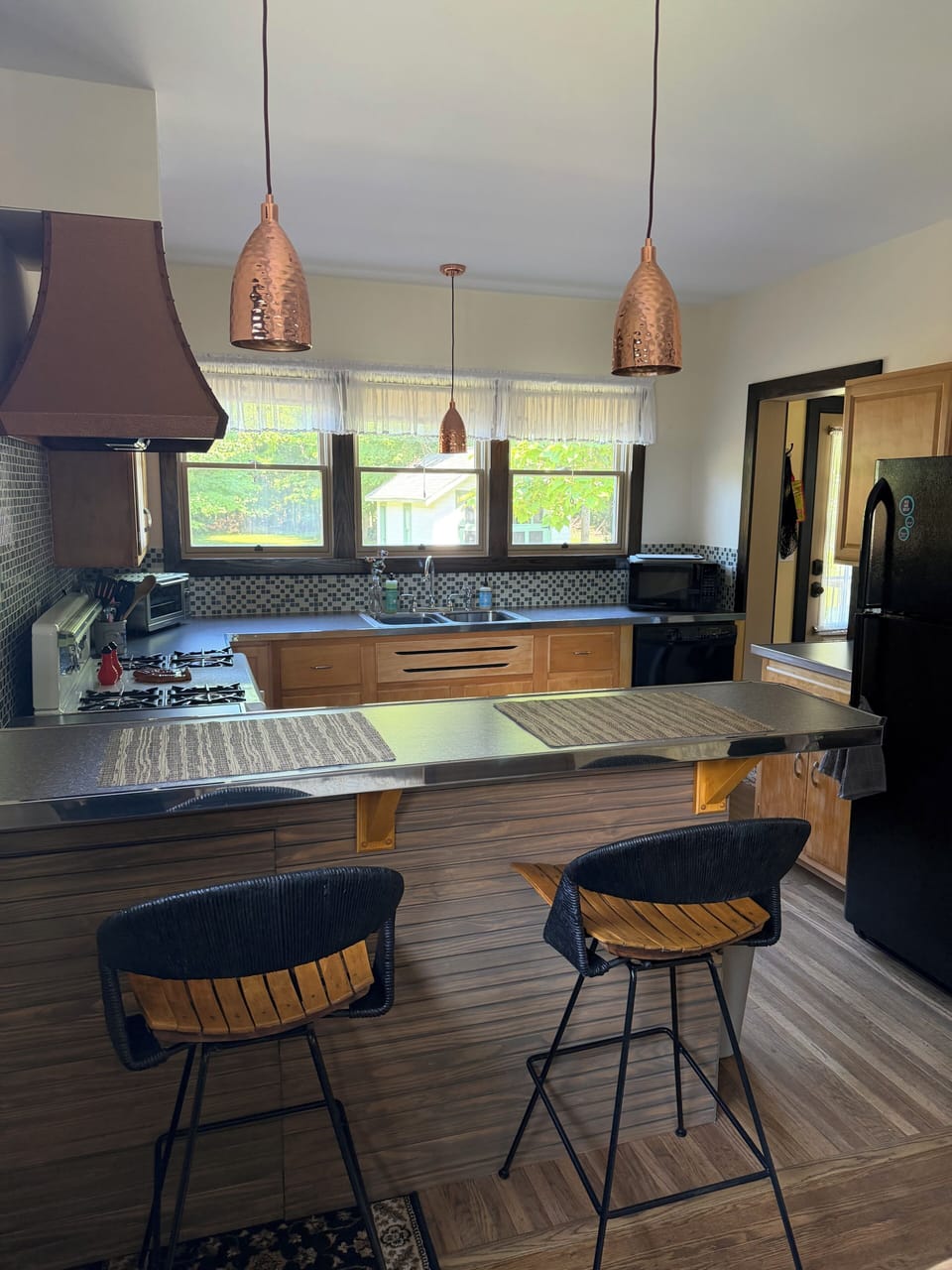 Breakfast bar and kitchen area.