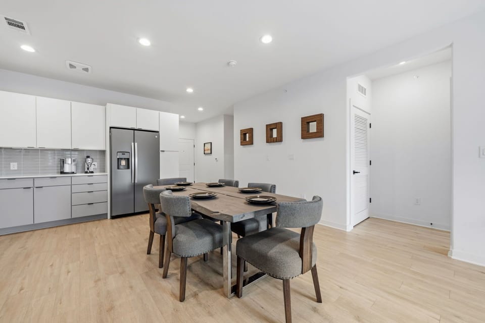 Dining table w/ seating for 6 guests