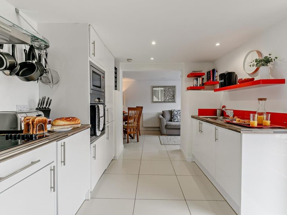 Well equipped kitchen for great family meals