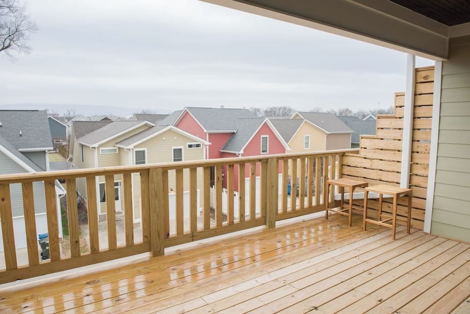 3rd level balcony with views of downtown