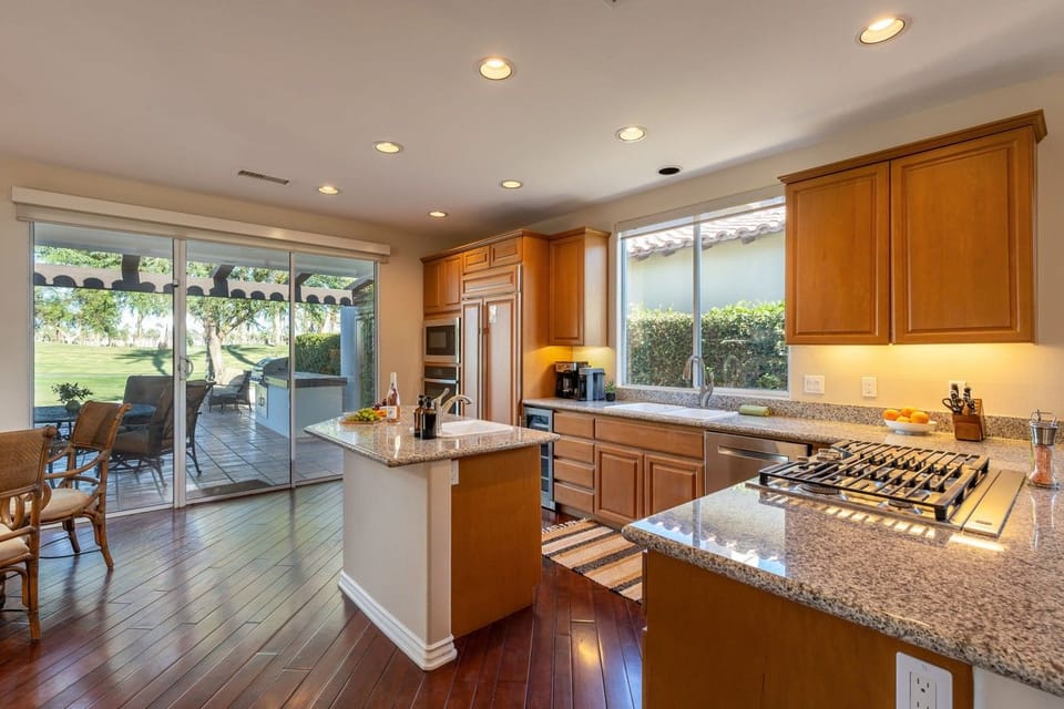 Fully stocked kitchen with stainless steel appliances, 4-person kitchen nook table