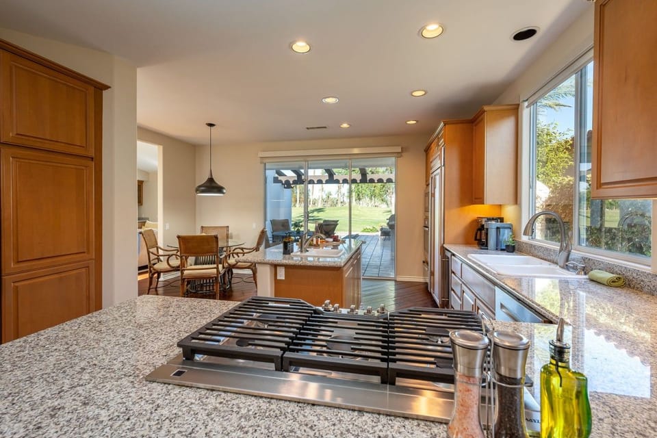 Fully stocked kitchen with stainless steel appliances, 4-person kitchen nook table