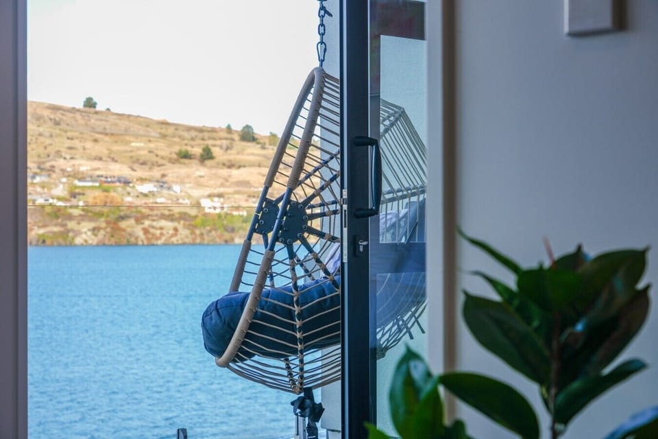 Wake up to breathtaking Lake Wakatipu and The Remarkables views, with direct patio access to a relaxing hammock, the perfect spot to unwind and enjoy Queenstown’s iconic scenery.
