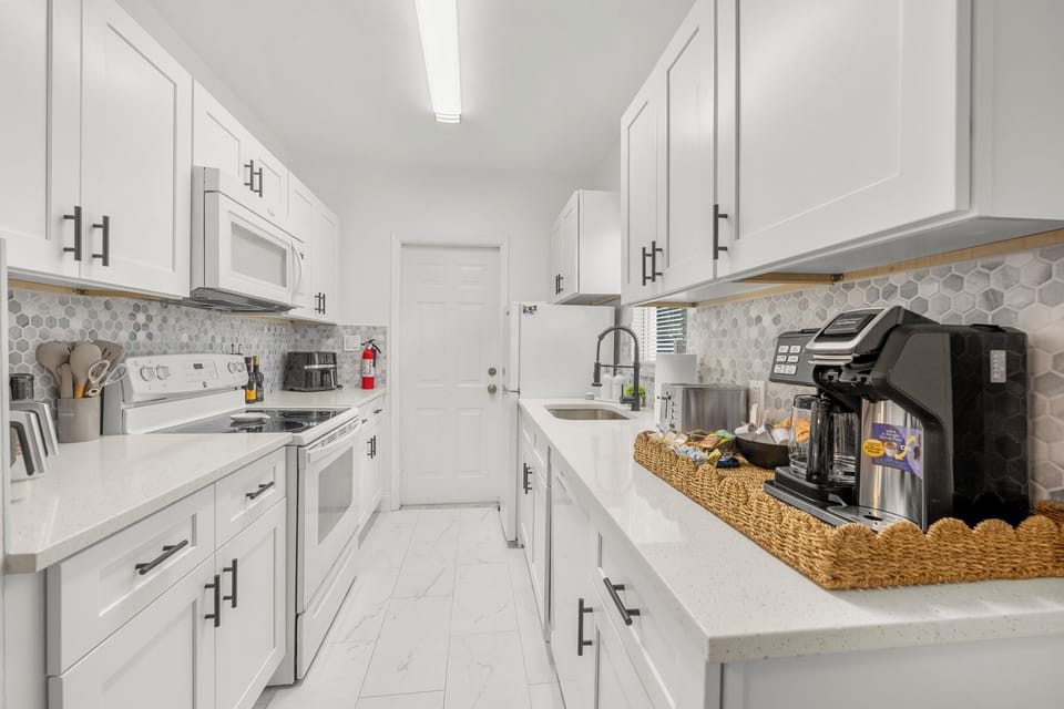 Fully equipped kitchen with everything you need to prepare delicious meals, whether it's breakfast before the beach or a cozy dinner at home.