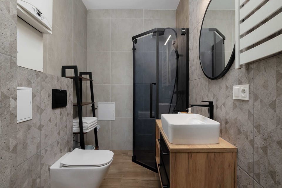 The bathroom's modern amenities ensure a comfortable stay.