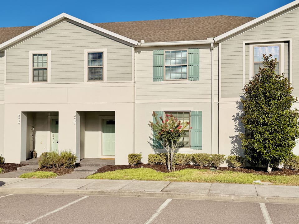 Welcome to your private spot! Quiet neighborhood, parking & keyless entry.
