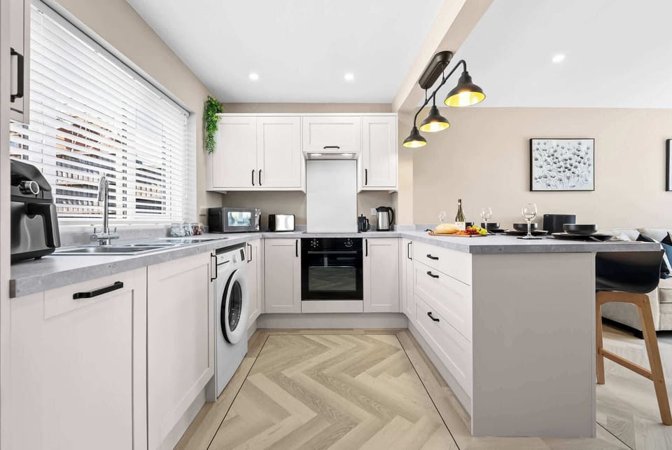 Cook with ease in the fully equipped modern kitchen at Blue Puffin Stays Short Lets & Serviced Accommodation, complete with quality appliances, cookware, crockery, and everything you need for a home-from-home stay.