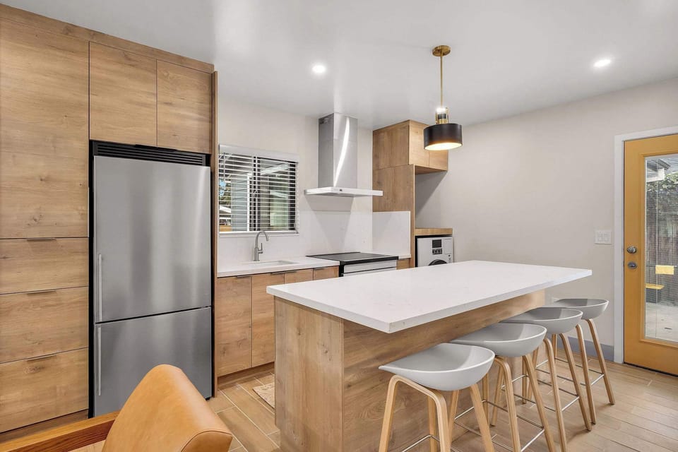 👨‍🍳 Gather around the spacious kitchen island, where modern finishes and open-concept design make every meal a shared experience.