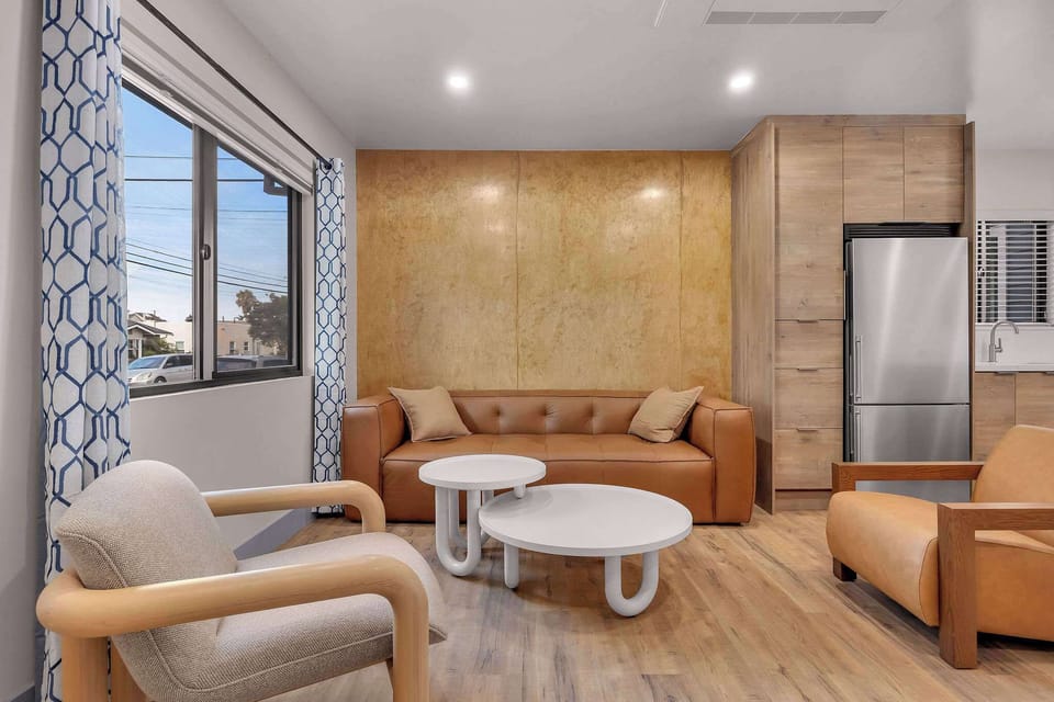🛋️ Relax in this stylish living area, where modern furnishings and warm finishes create a cozy space to unwind after a day of exploring.