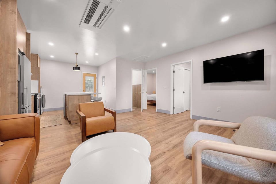 🏡 Enjoy effortless indoor living with comfortable seating, a smart TV, and a seamless flow into the fully equipped kitchen.