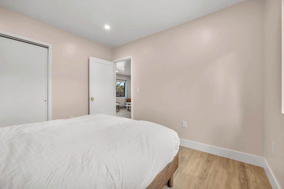 ☀️ Wake up refreshed in this comfortable bedroom, where modern touches and a serene setting create a true home-away-from-home experience.