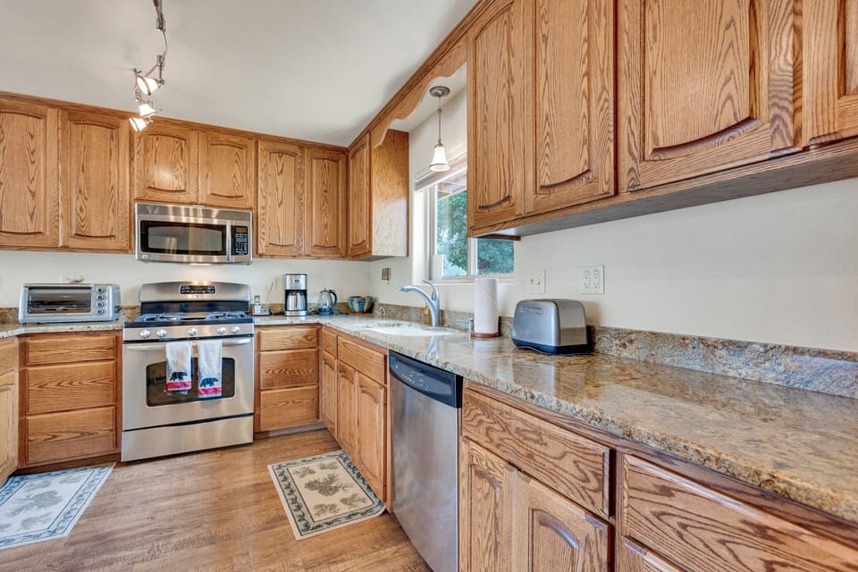 Kitchen
•Electric Stove
•Drip Coffee Maker