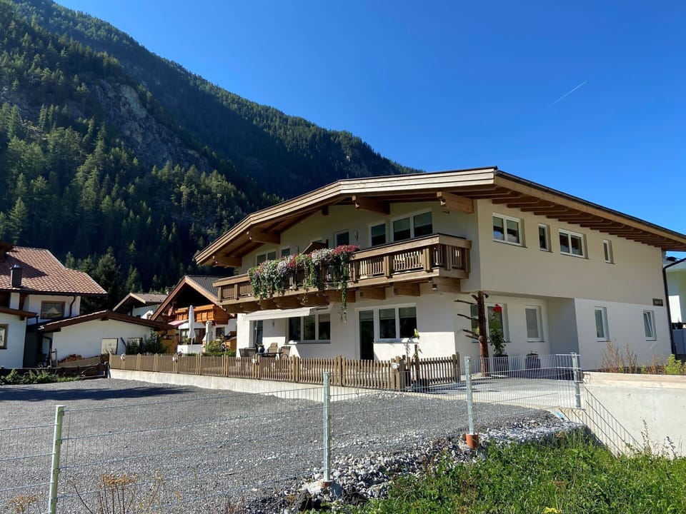 Sky, Plant, Building, Window, Mountain, Tree, House, Residential Area, Landscape, Real Estate