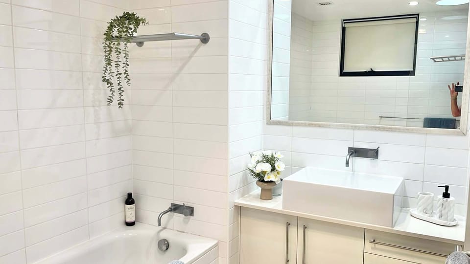 Full main bathroom next to the second bedroom ( like an ensuite)