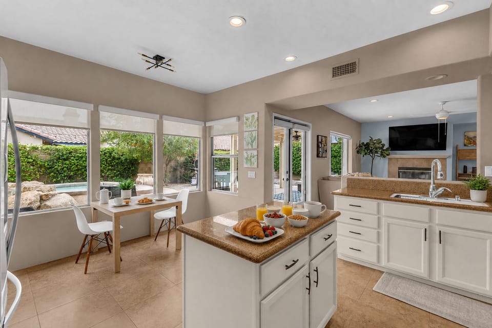 Enjoy coffee and breakfast in the kitchen 