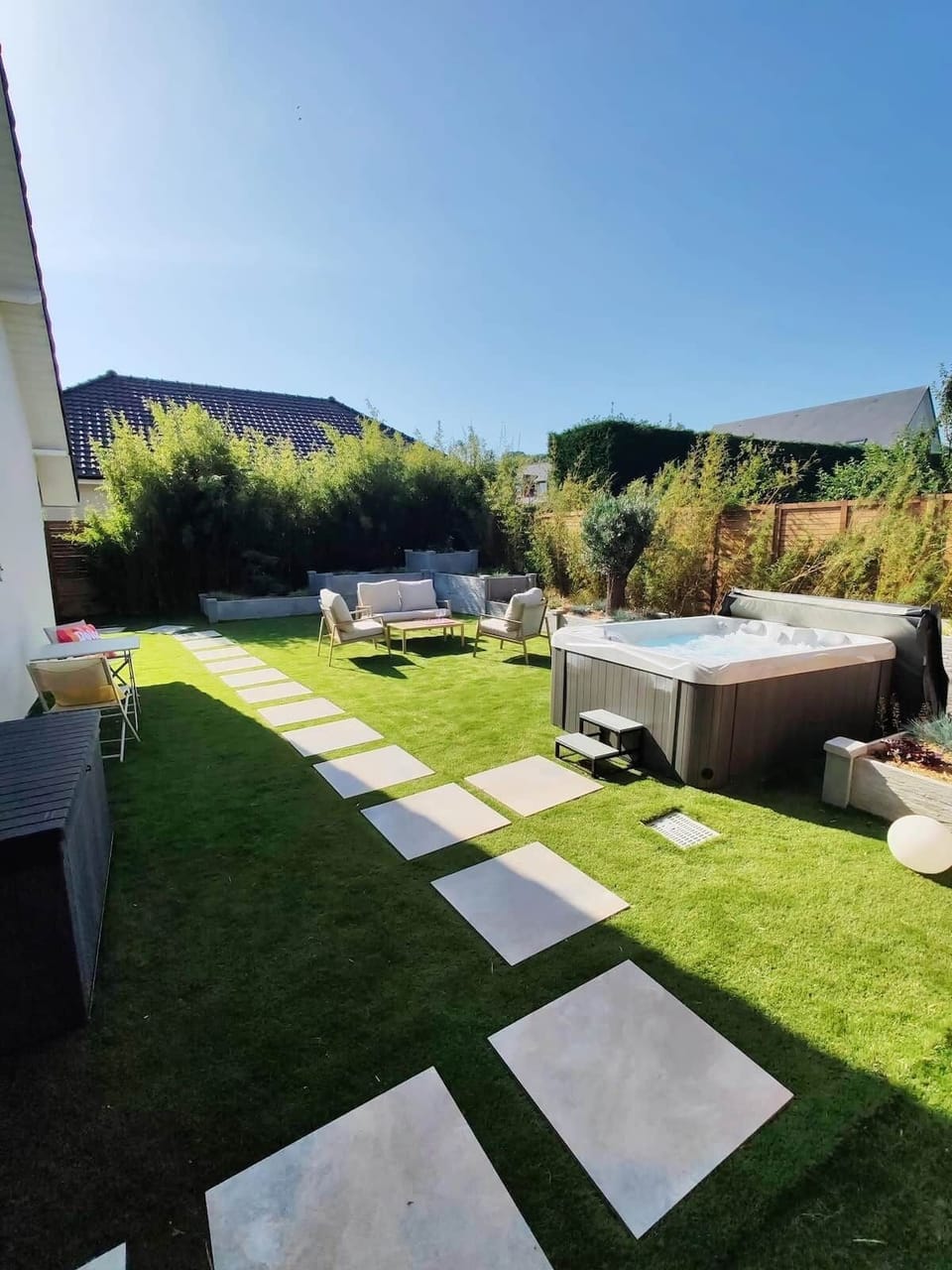 Outdoor spa tub