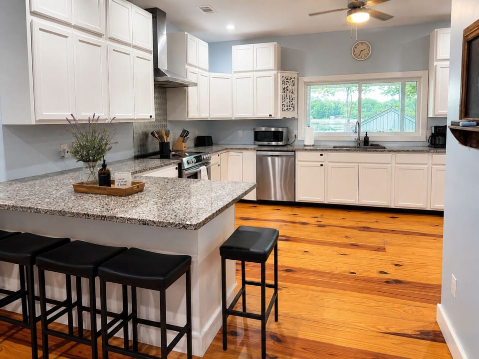 Fully Equipped Kitchen w/Barstool Seating for 5