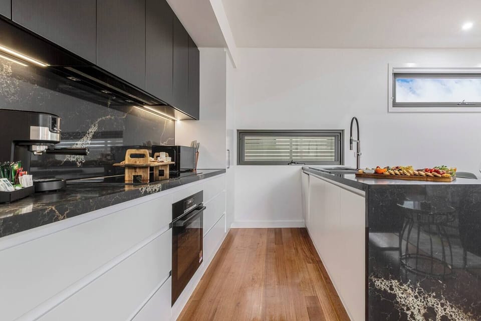 Cook with ease in the fully equipped kitchen featuring premium Bosch appliances.