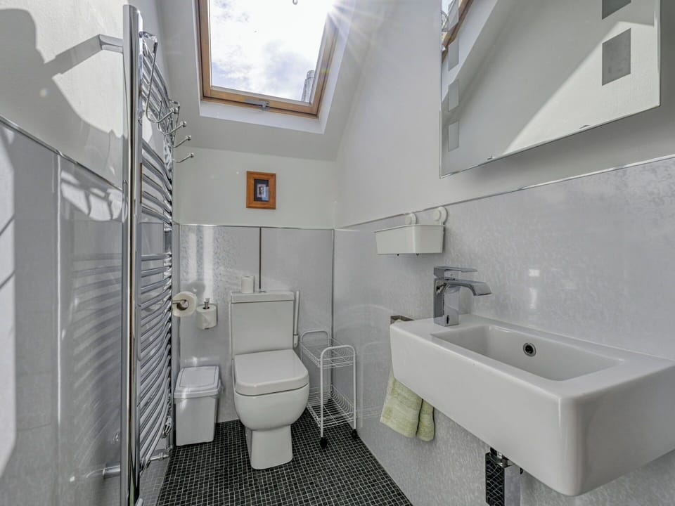 Plumbing Fixture, Flooring, Bathroom, Sink, Interior Design, Floor, Tap, Plumbing, Ceiling, Tile