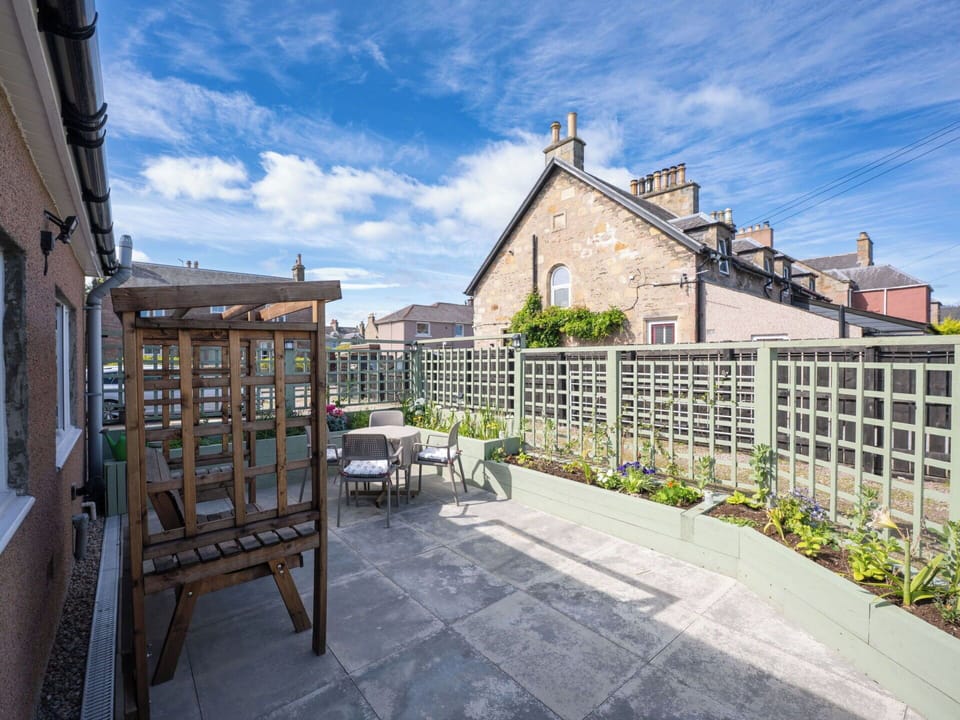 Apartment, Flowerpot, Outdoor Furniture, Houseplant, Brick, Courtyard, Patio, Flagstone, Daylighting, Outdoor Table