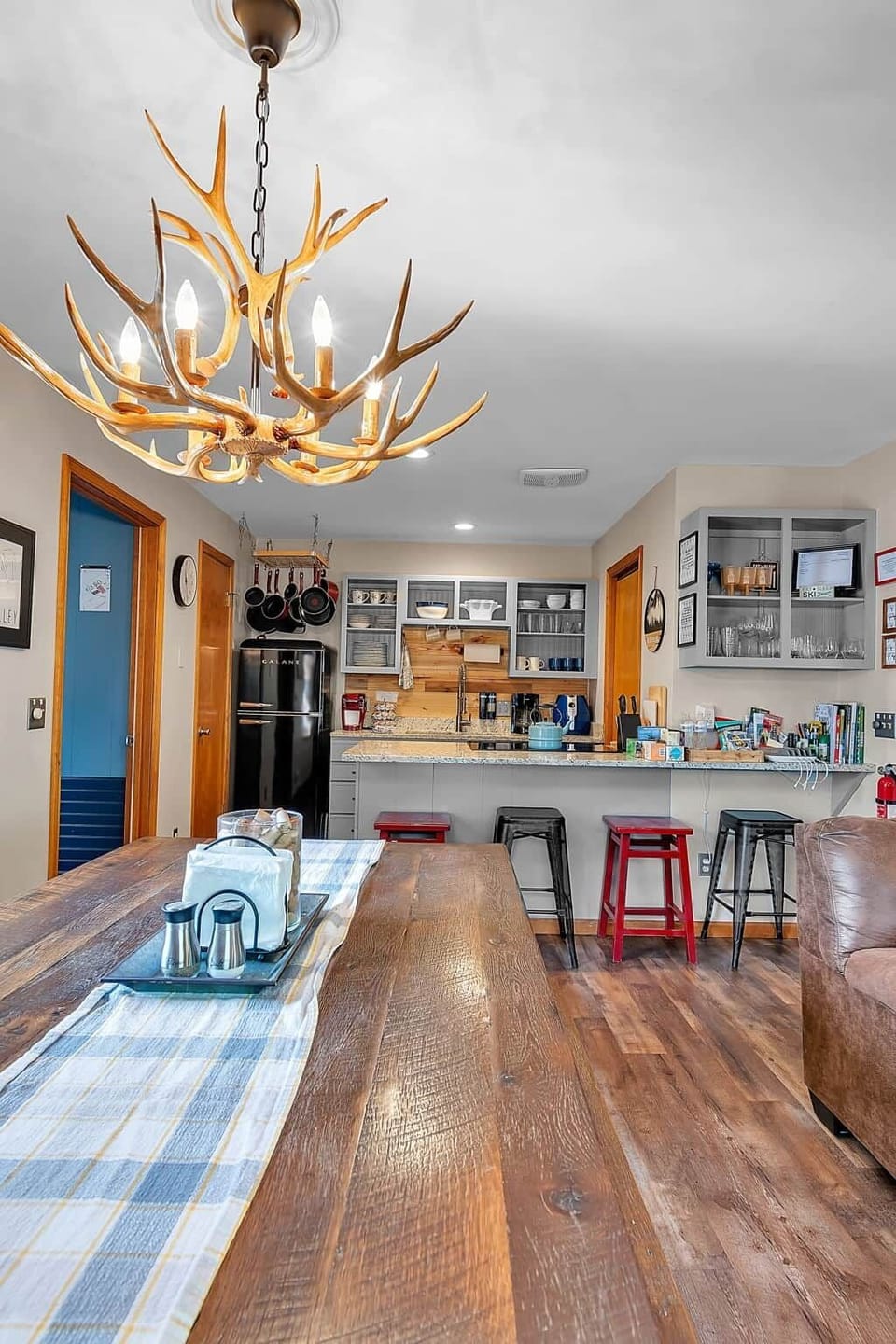 Fully equipped kitchen with everything needed for meals and entertaining