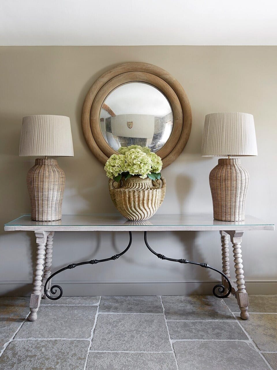 Welcoming entrance with modern décor