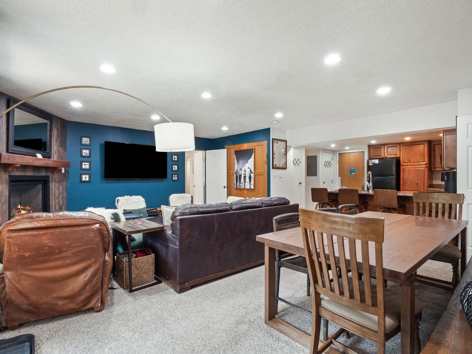 Furniture, Indoors, Living Room, Table, Screen