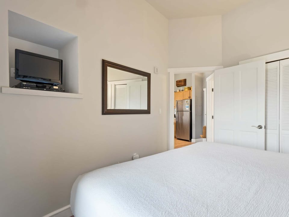 Indoors, Screen, TV, Bed, Furniture